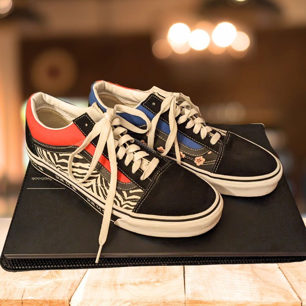 Vans Old Skool Korean Typography Sneaker Women’s 10.5 or Men's Size 9.- Like New